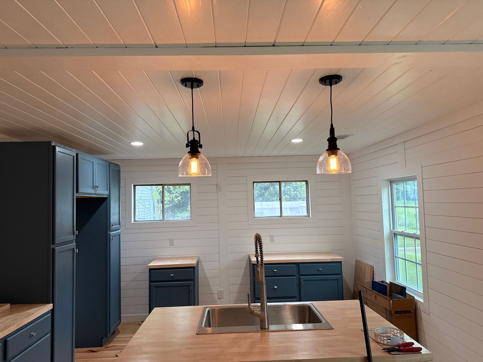 Pendant lights and recessed lighting in a kitchen